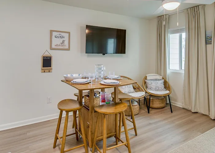 Steps To Beach! Couple Or Small Family Retreat! *